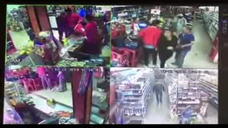 Robó, golpeó al dueño del super y huyó