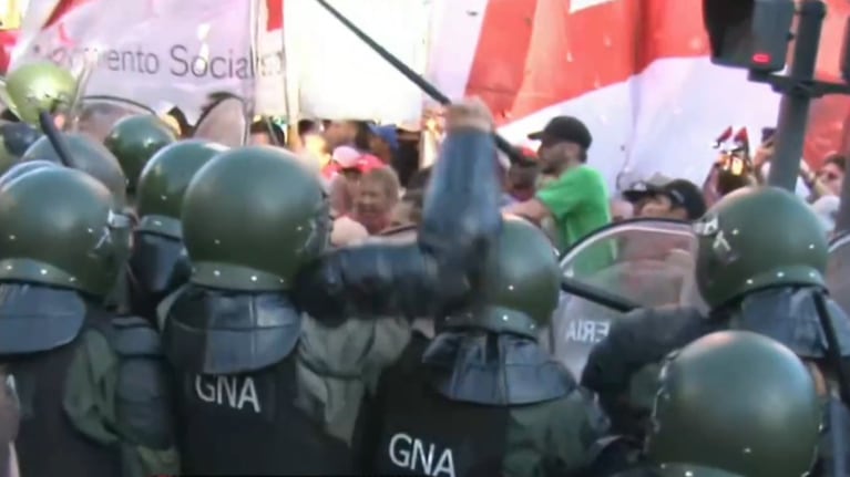 Incidentes en el Congreso: manifestantes cortaron la calle y hubo cruces con la Policía