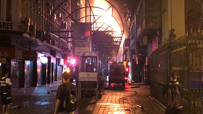 Así fue el incendio en el local de Río Shop