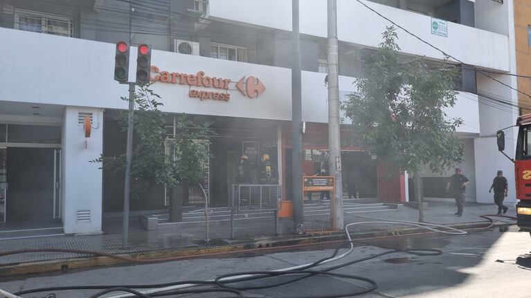 Se incendió un supermercado en la Colón y el tránsito está cortado