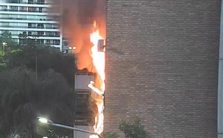 El momento exacto del incendio del departamento en Nueva Córdoba