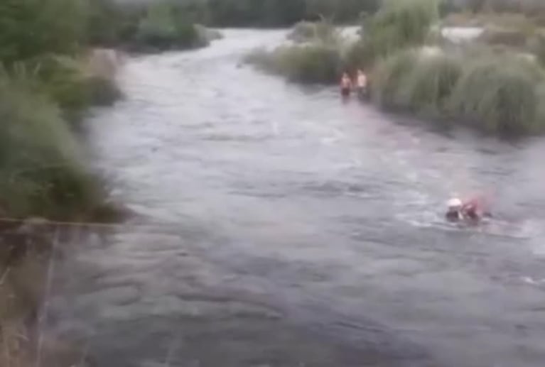 Rescataron a una turista tras la crecida de un río