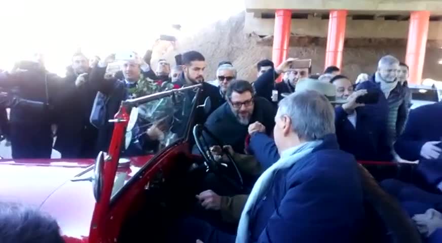 Schiaretti inauguró el cierre de Circunvalación en un descapotable antiguo