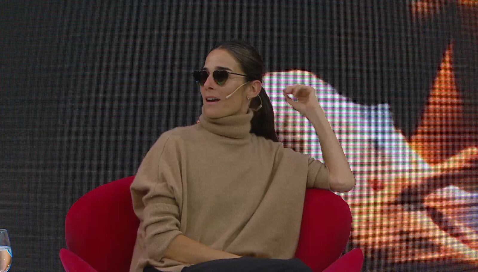 Momento divertido: Juana Viale se entera en vivo de un romance de Mirtha Legrand.