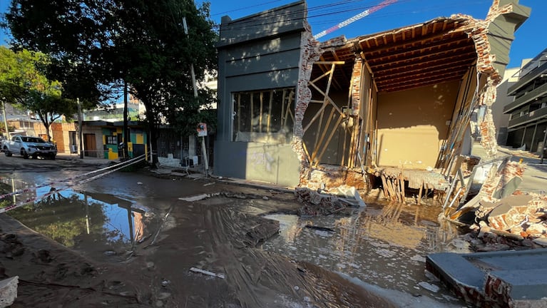 La rotura del caño en Güemes derrumbó la pared de un comercio: el desesperante video