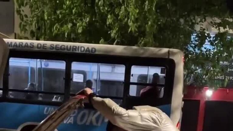 Kesito Pavón ayudó a un fanático a la salida del baile