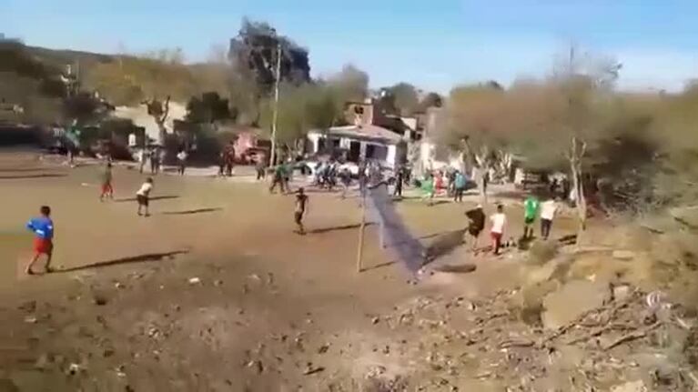 Fueron armados a ver un partido durante la cuarentena