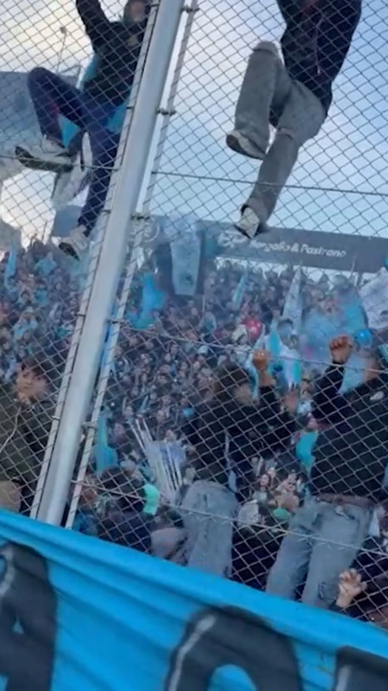 La pasión de los hinchas de Belgrano en el banderazo en Alberdi