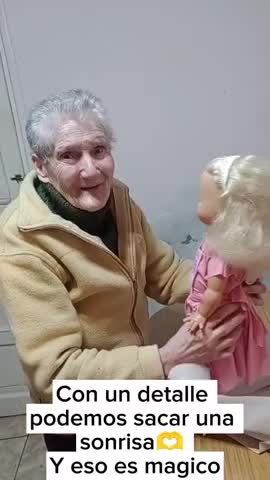 Le regalaron su primera muñeca a los 88 años