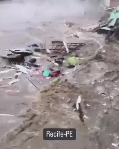 Por las fuertes lluvias, un deslizamiento arrastró una casa en Brasil