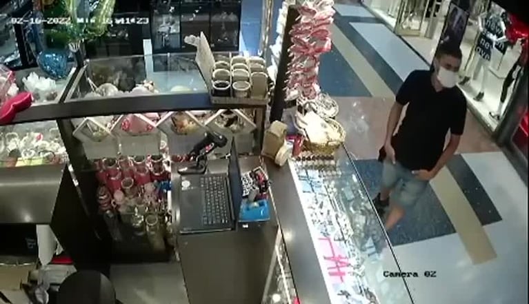 Robó en el shopping y quedó grabado