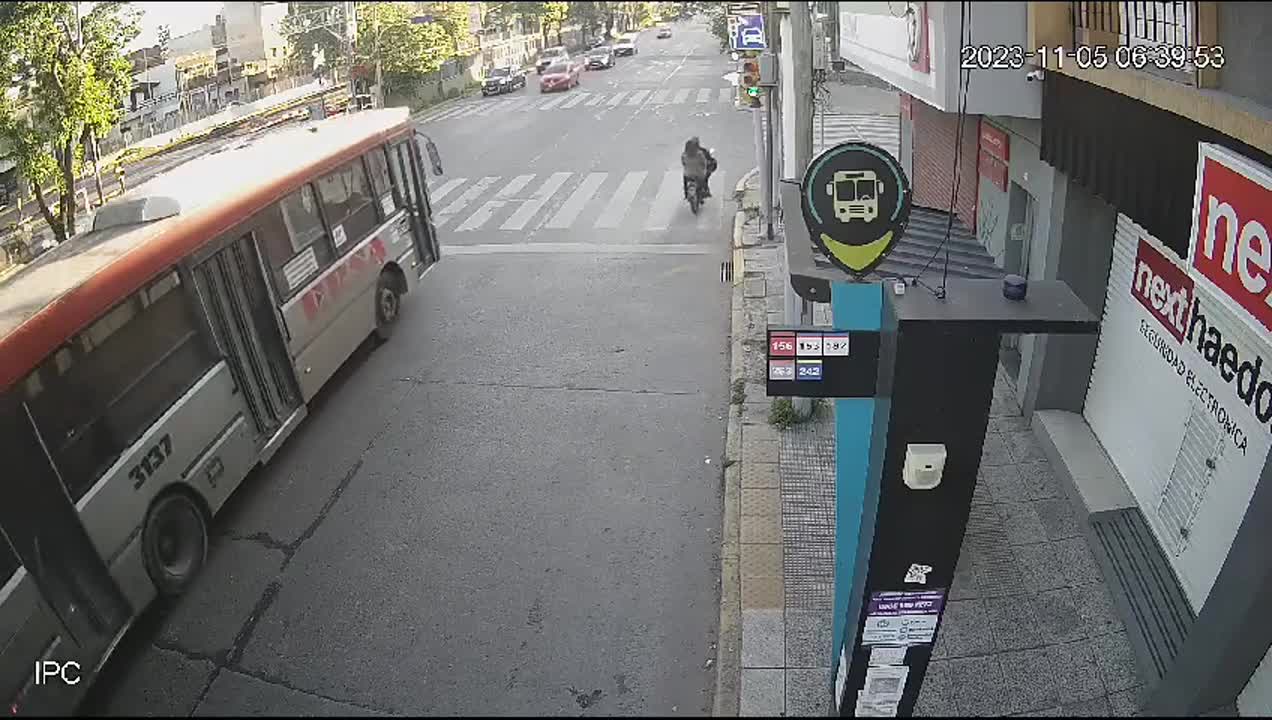 Tren chocó a un auto que cruzó con la barrera baja