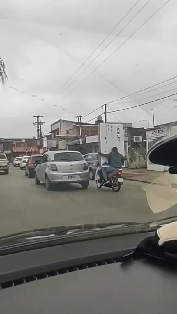 Trasladaba en moto un tv de 65 pulgadas y se le cayó