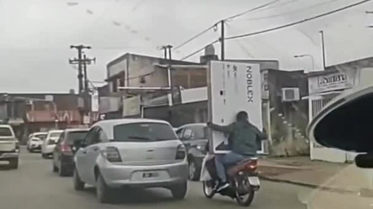 Trasladaba en moto un tv de 65 pulgadas y se le cayó