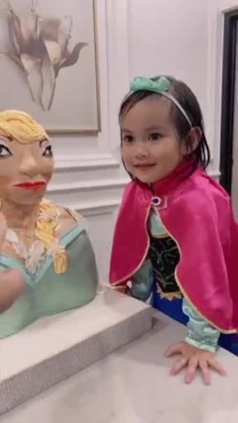 La reacción viral de una niña ante su torta de Frozen