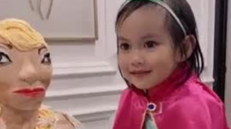 La reacción viral de una niña ante su torta de Frozen