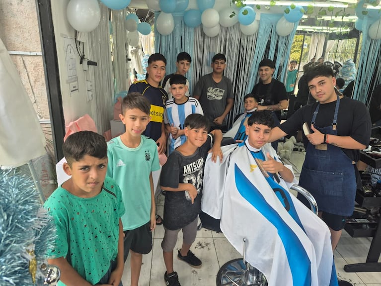 Movida solidaria para las Fiestas: cortan el pelo gratis a los niños y dan cajas navideñas