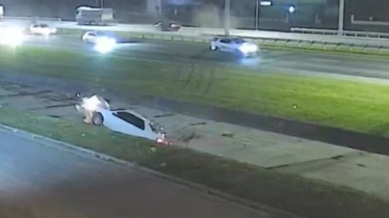 Despistó en Circunvalación y terminó en el desagüe: el video