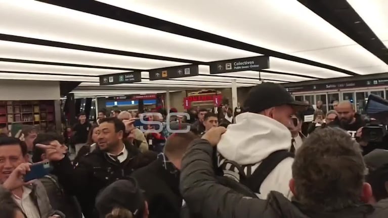 Fotos, sonrisas y saludos: el Dibu se mezcló con los hinchas en Ezeiza