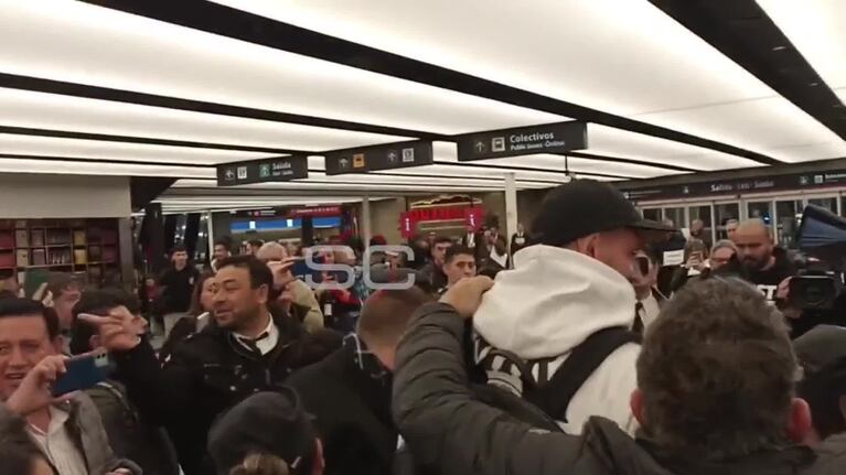 Fotos, sonrisas y saludos: el Dibu se mezcló con los hinchas en Ezeiza