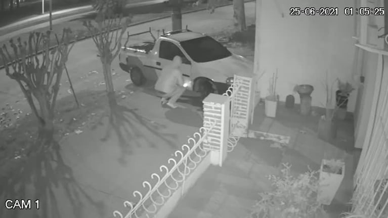 Prendió fuego un auto: lo busca la Policía