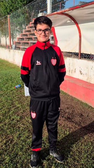 Tiene 14 años y es el DT más joven