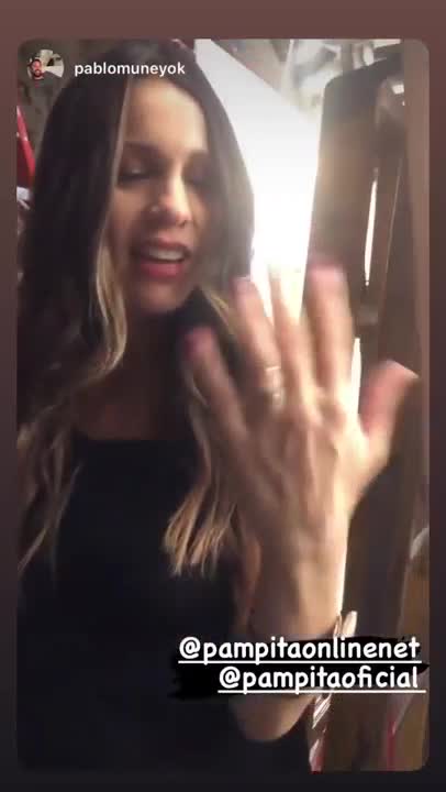 Pampita se sacó los anillos de casada y de compromiso