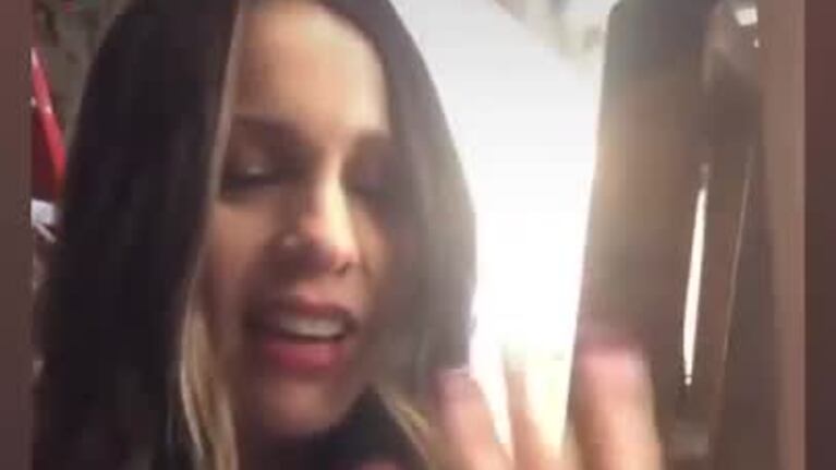 Pampita se sacó los anillos de casada y de compromiso