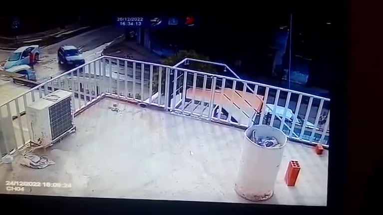Los autos varados en el bache de Villa El Libertador