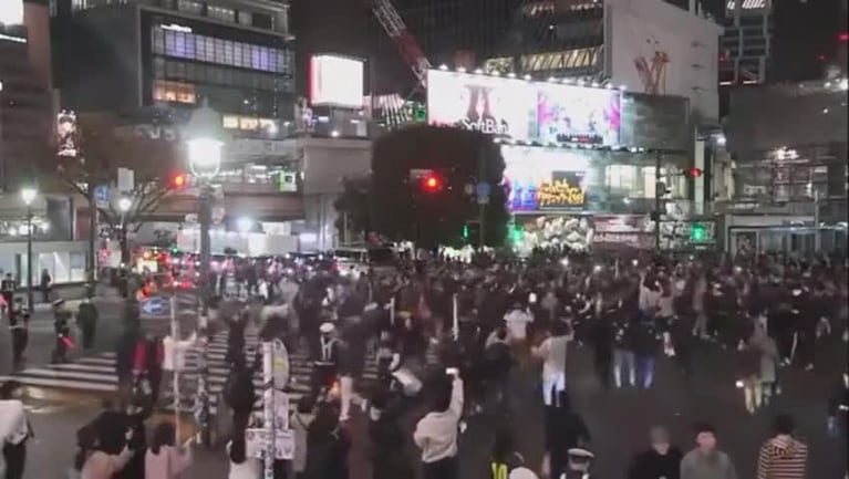 El insólito festejo en las calles de Tokio