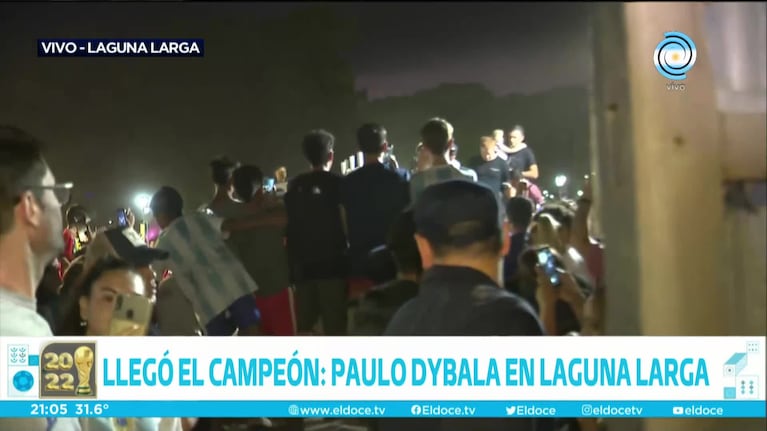 Furor y emoción en Laguna Larga por la llegada de Paulo Dybala