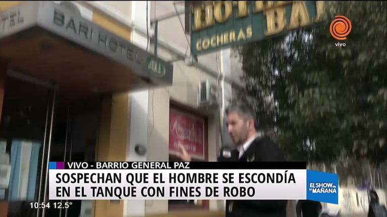 Un hombre se escondió en un tanque de agua