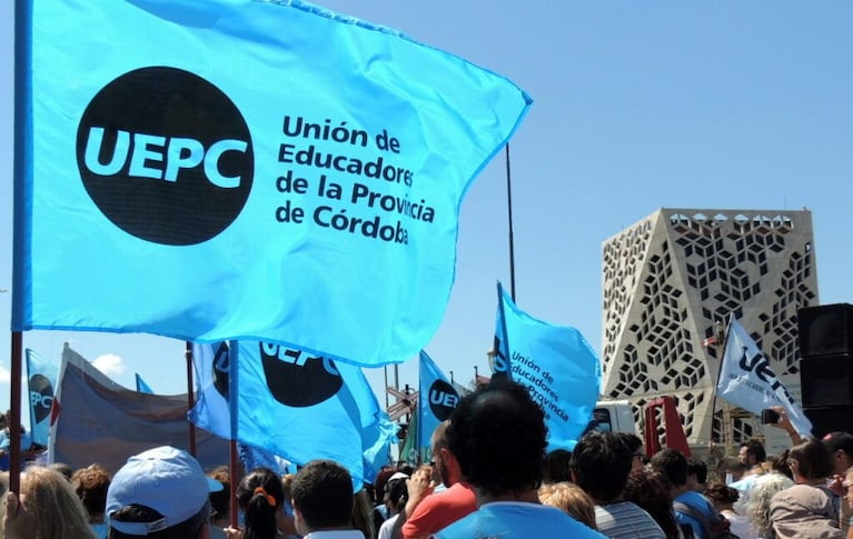 Limitan el derecho a huelga al extender servicios esenciales. 