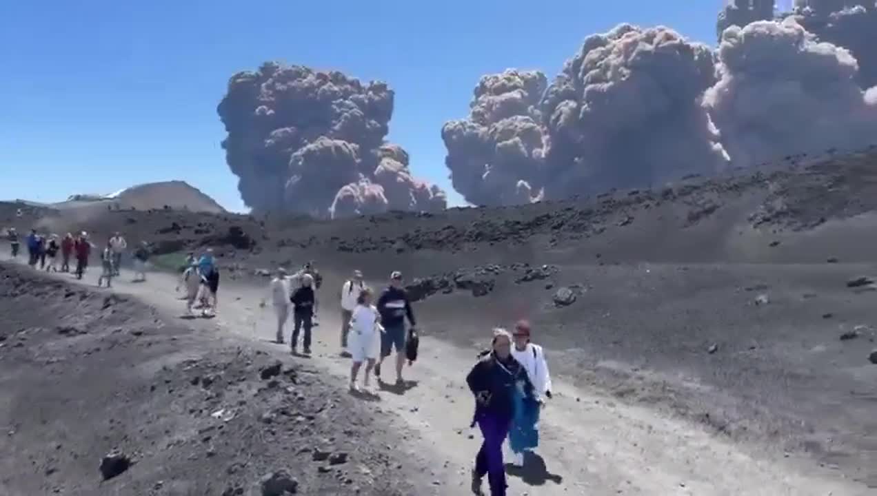 Gente huye por la erupción del volcán Etna