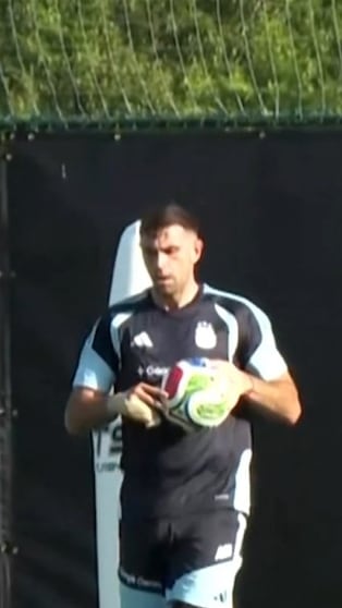 Dibu entrena con férula y a una mano en Kansas