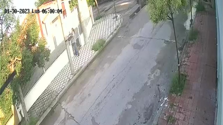 Tiró su mochila al patio de una casa para evitar un robo