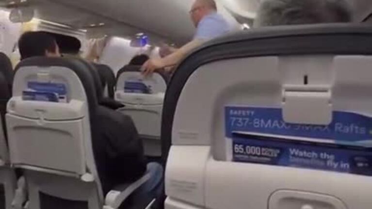 Un avión perdió la ventana en pleno vuelo