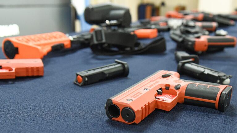 Proponen que civiles puedan usar armas no letales en Córdoba