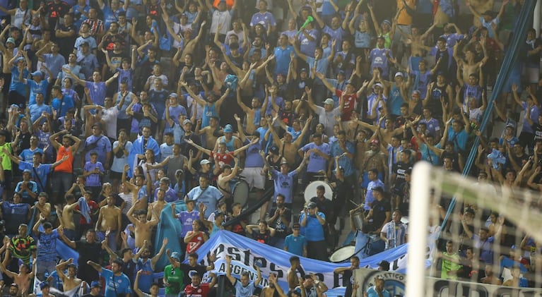 El festejo de los jugadores de Belgrano con la hinchada tras la victoria ante Real Tomayapo