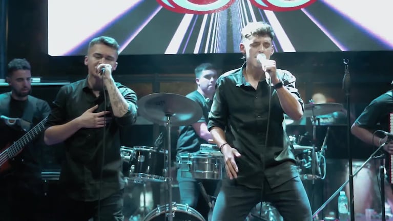 De Party debutó en los escenarios y compartió su primer videoclip en vivo