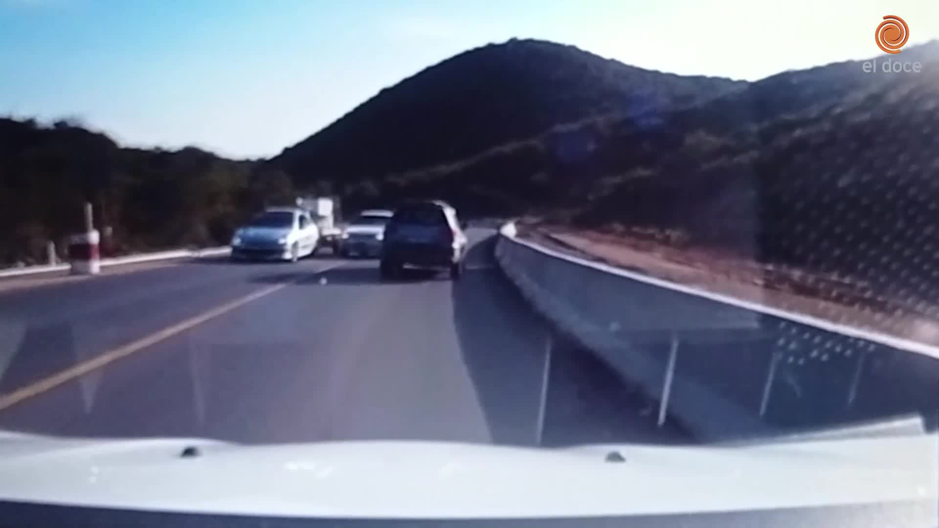 Pasó en doble línea en la ruta 5 y casi choca tres autos