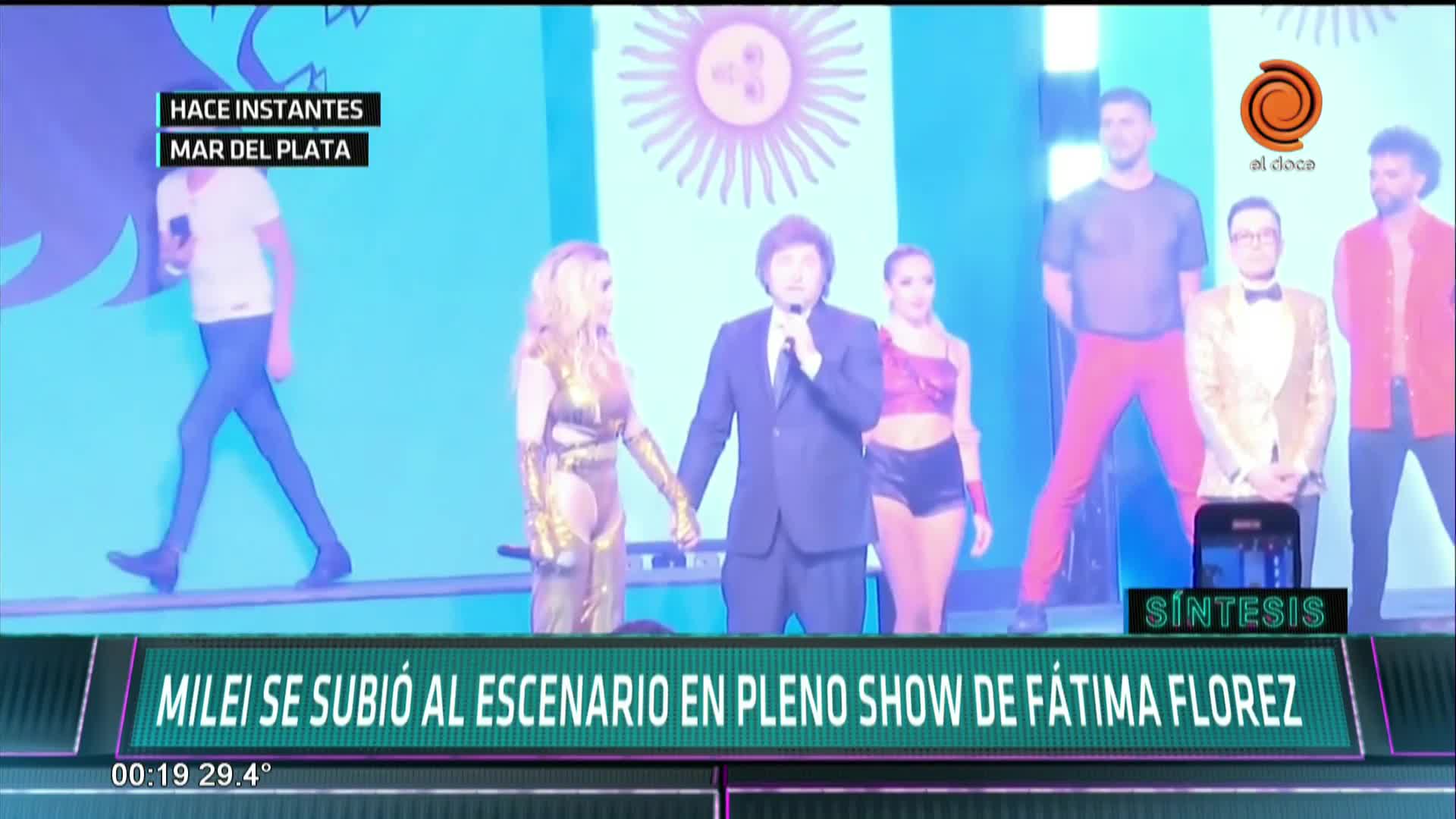 Milei subió al escenario con Fátima Florez a puro besos