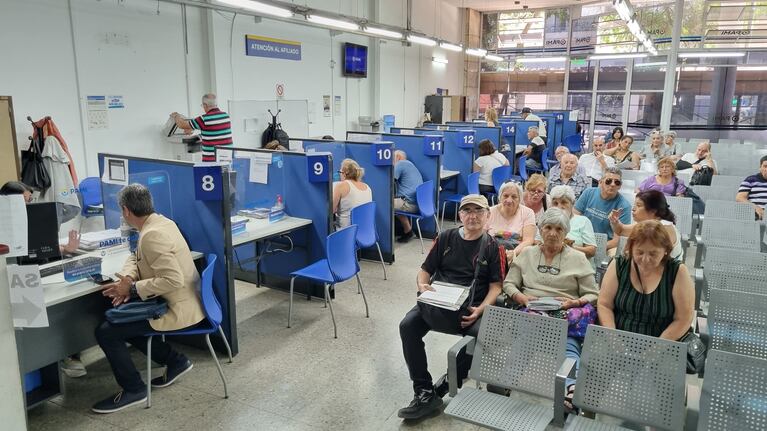 “Tengo que sacar un crédito para comer”: la angustia de una jubilada por el recorte de medicamentos del PAMI