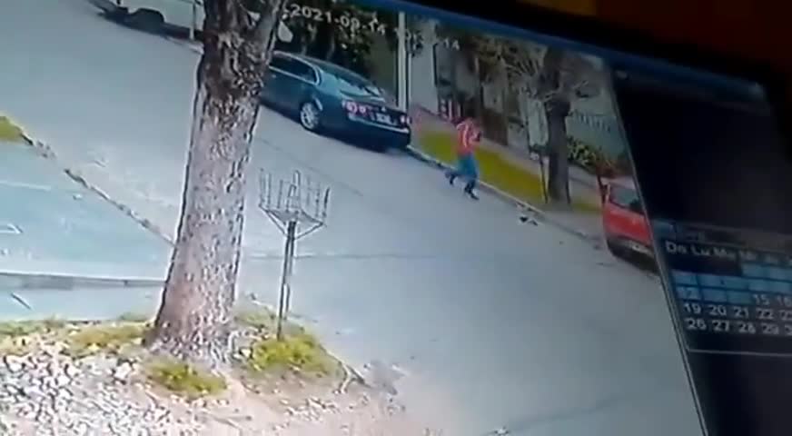 Un ladrón le robó el auto y lo arrolló al escapar