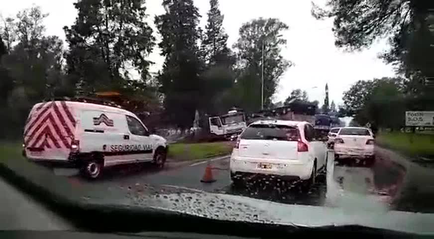 Camión chocó contra un pino en La Calera 