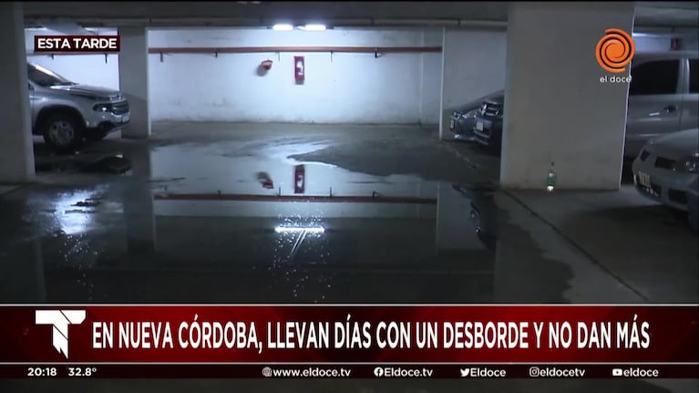 Las cloacas desbordaron y se formó una laguna en una cochera