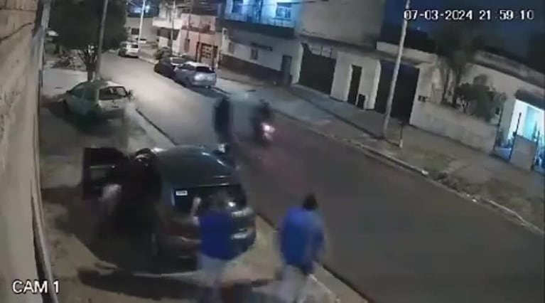 Estremecedor video: motochoros balearon a una policía frente a su hijo para robarle