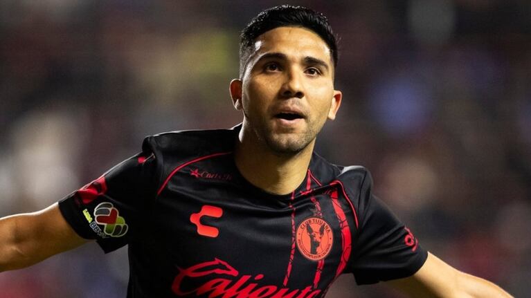 El golazo “maradoniano” de Bebelo Reynoso en México