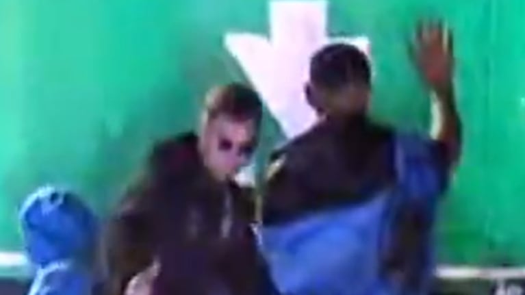 Longo le pasó raspando a un cartel en la caravana de Belgrano