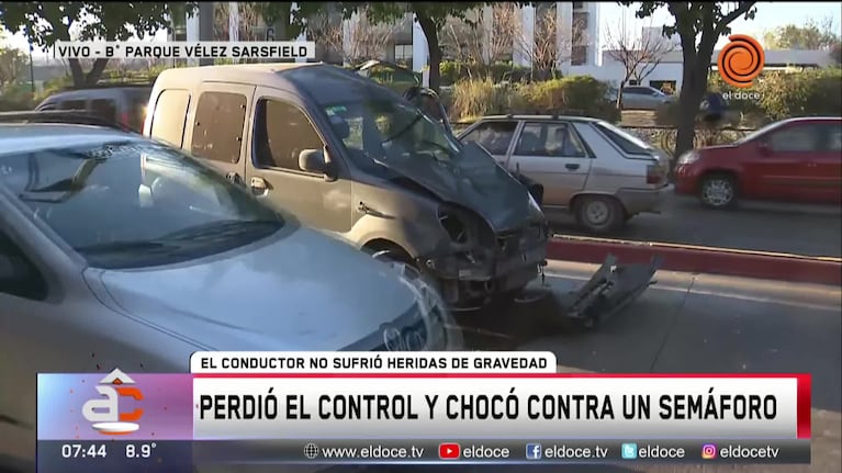 Córdoba: perdió el control y chocó contra un semáforo
